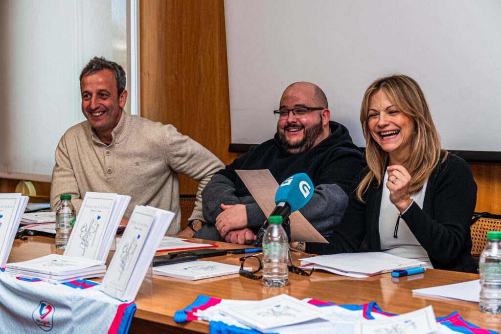Fran González, José Núñez e Isabel Blanco durante a presentación do Libro Presa de Historias. Fotografía: Daniel Patiño (@mora_herrero)